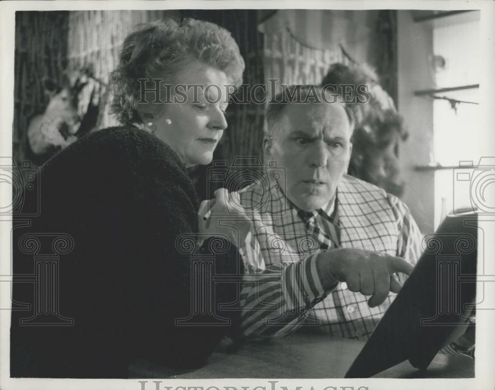 1959 Press Photo Actors Elizabeth Montague William Bendix Reading Script - Historic Images