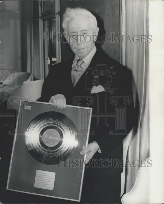 1975 Press Photo Maestro Arthur Rubinstein receives gold disc - Historic Images