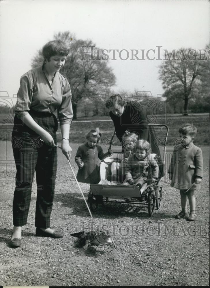 Press Photo Anne Kinder takes Murgatroyd the alligator for a walk - Historic Images