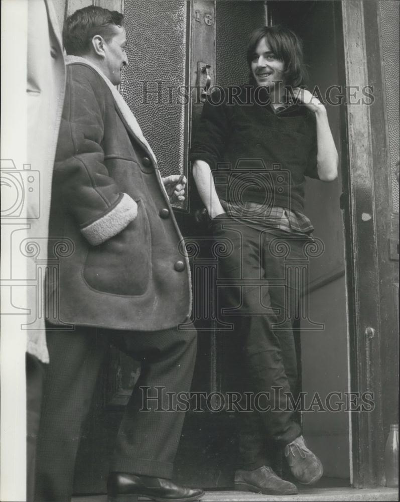 1965 Press Photo Micheal Chaplin and reporter - Historic Images