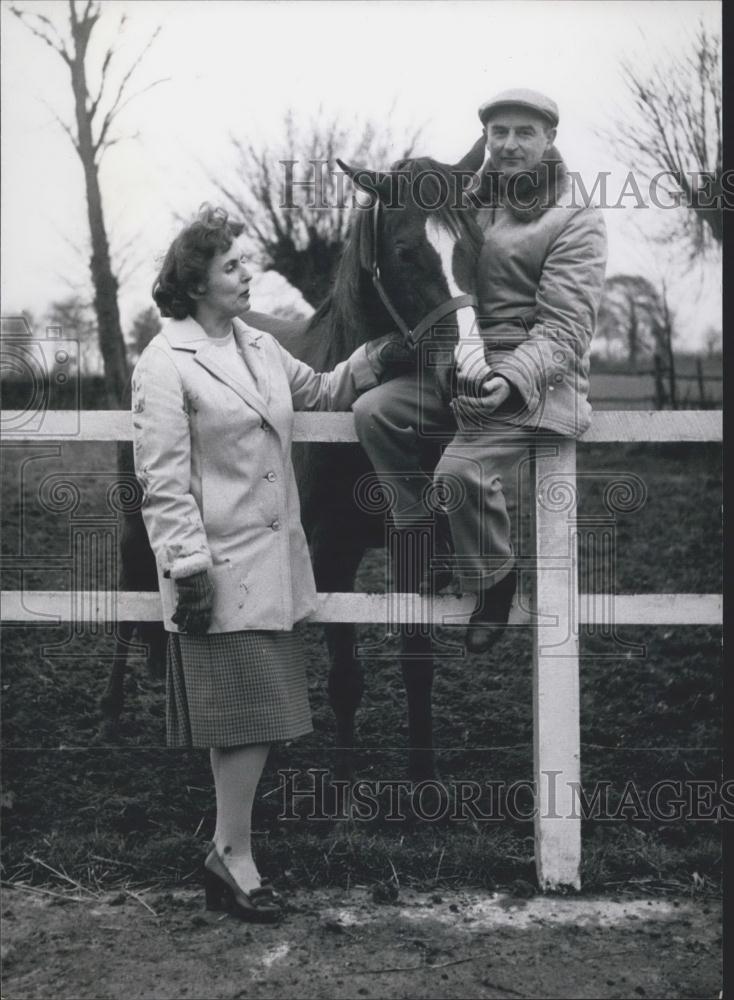 Press Photo Harry Carr Wife Brood Mare Well Scored At Their Farm - Historic Images