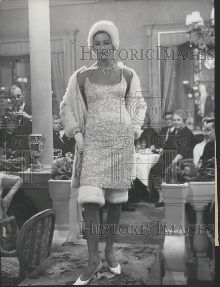 Press Photo Lassere&#39;s Champs Elysees Restaurant fur showing - Historic Images