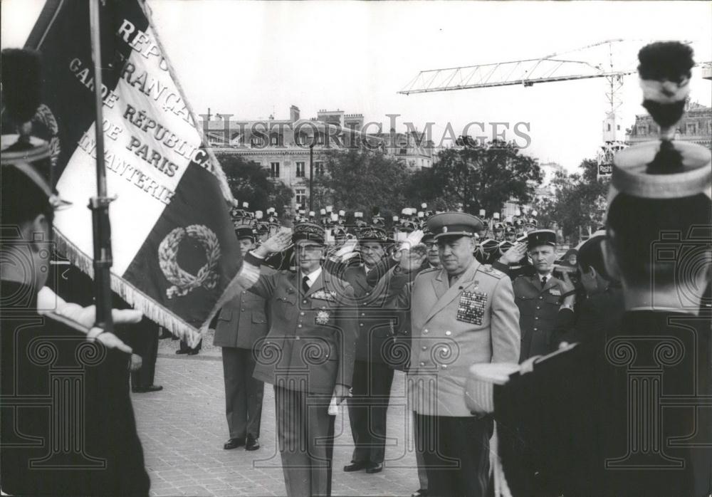 1967 Press Photo Marshal Zakharov Ceremony Tombe Unknown Soldier France Visit - Historic Images