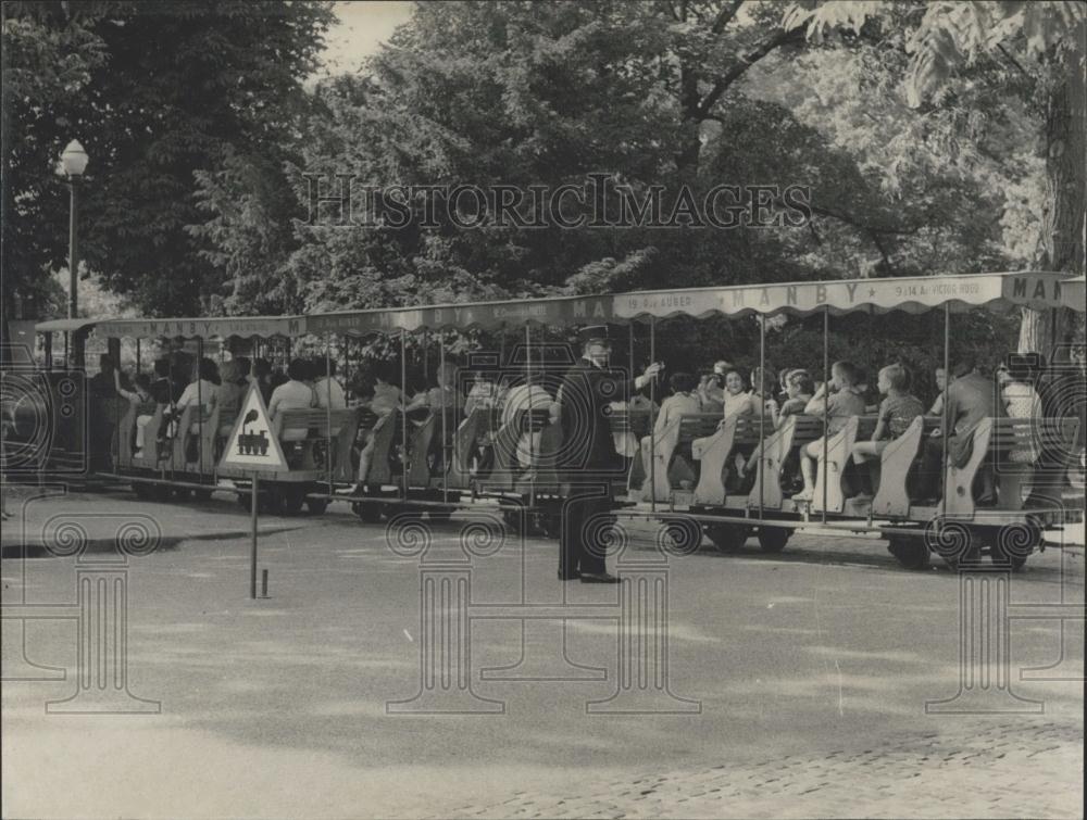 Press Photo The crowd in the Acclimatisation Garden in Paris - Historic Images