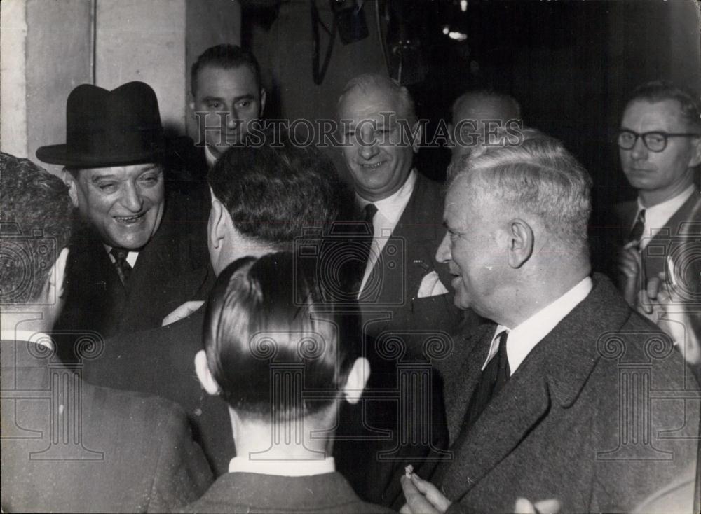 1953 Press Photo Candidate Laniel Speaks With Reporters - Historic Images