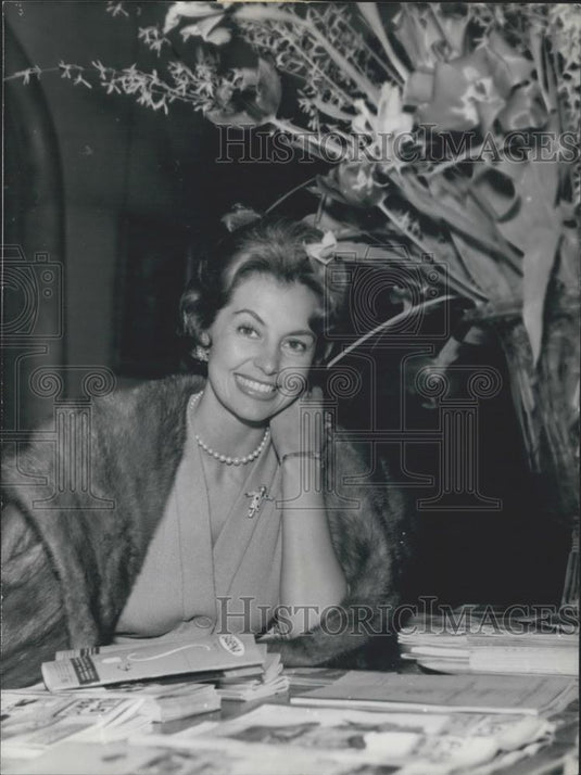 1960 Press Photo Dancer Cyd Charisse to Perform in Paris - Historic Images