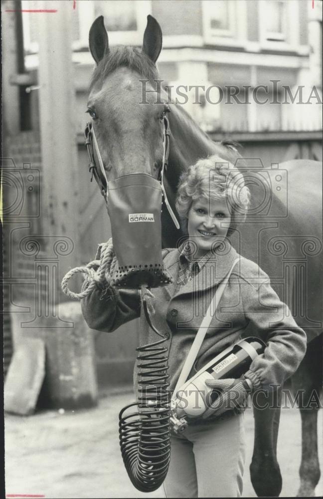 1980 Press Photo Diana Fry Mister Muleygrubs Royal Horse Artillery - Historic Images