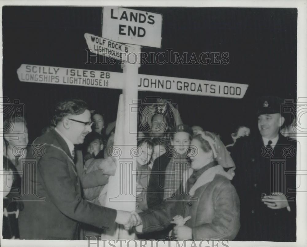 1960 Press Photo Dr Barbara Moore Welcomed Land&#39;s End End Of 1000 Mile Walk - Historic Images