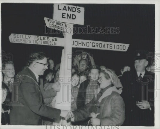 1960 Press Photo Dr Barbara Moore Welcomed Land's End End Of 1000 Mile Walk - Historic Images