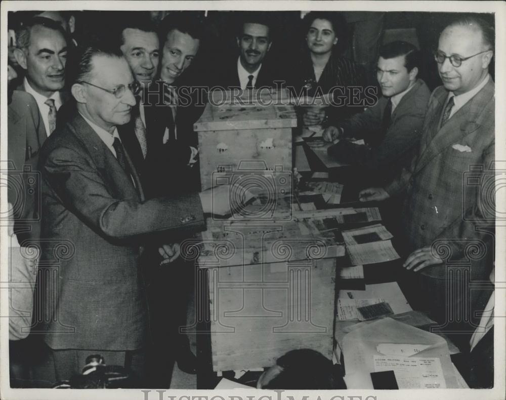 1953 Press Photo Italian Premier De Gasperi casts his vote - Historic Images