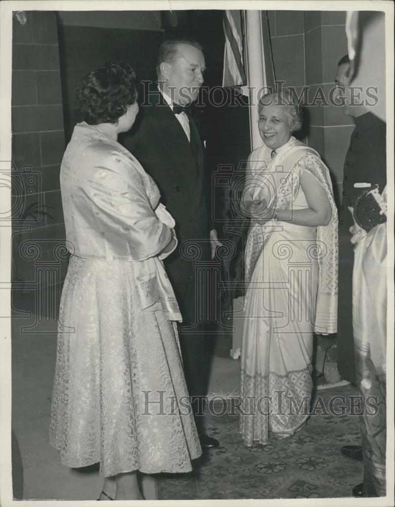 1956 Press Photo Soviet Amb Mr Malik &amp; wife &amp; Mrs. Pandit - Historic Images