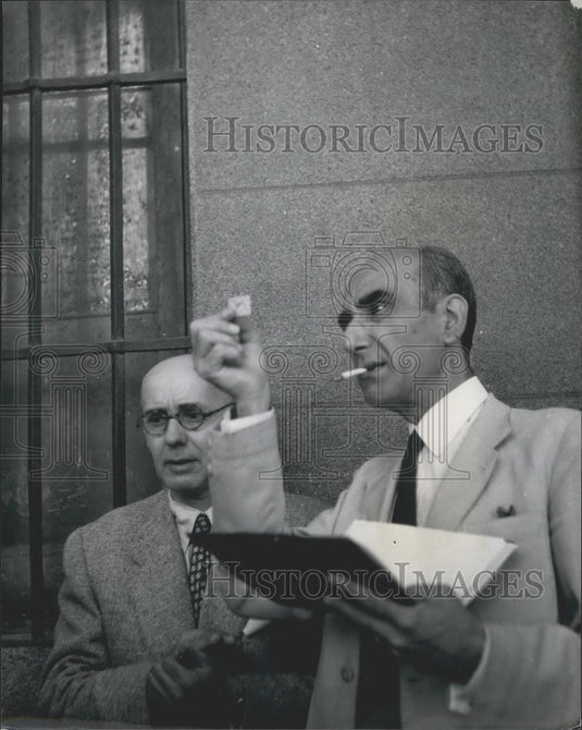 Press Photo Madrid Stamp Market Collector Examines Stamps Sunday Plaza Majore - Historic Images
