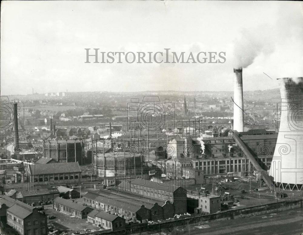 1968 Press Photo Industrial scene showing factor cooling towers - Historic Images