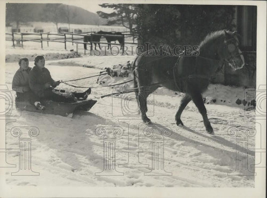 1955 Press Photo Pat Moss And Her Mother Go For A Sleigh Ride - Historic Images