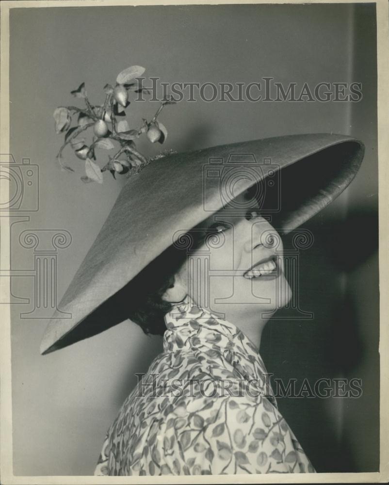 1959 Press Photo Sheila O&#39;Hara Wears Lemons For Beach Hat Designed Teddy Tinling - Historic Images