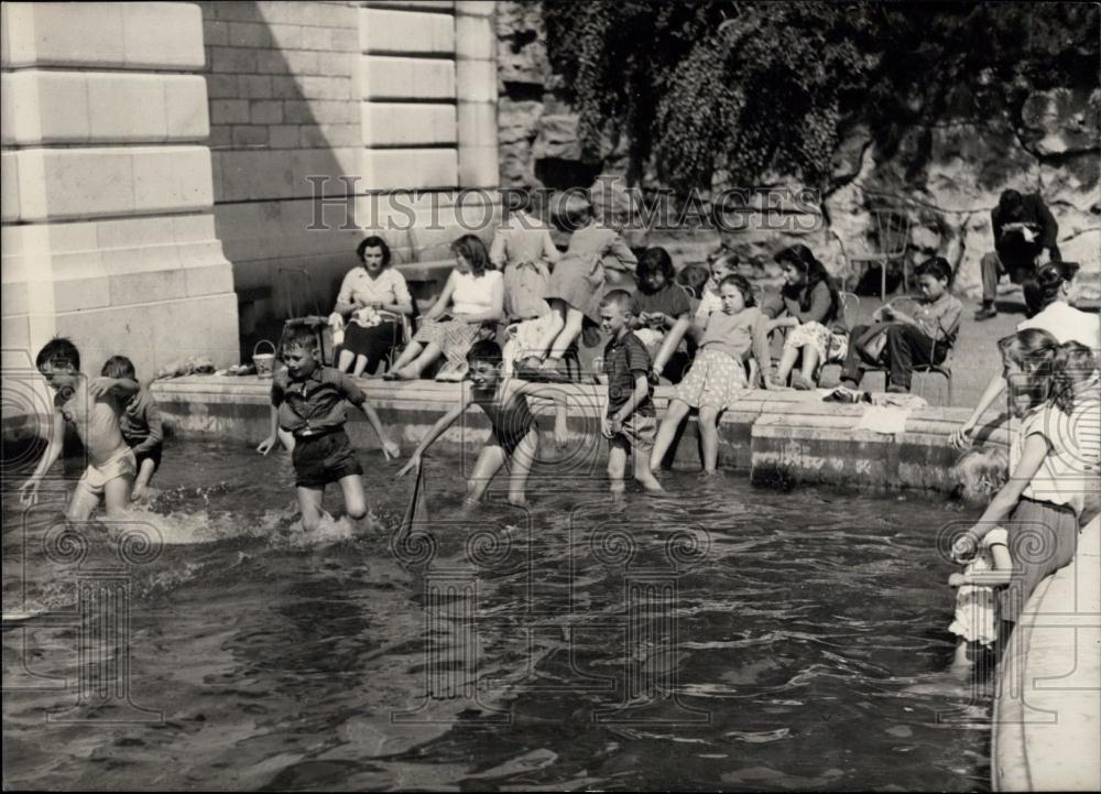 Press Photo Hot Days In The Parks of Paris - Historic Images