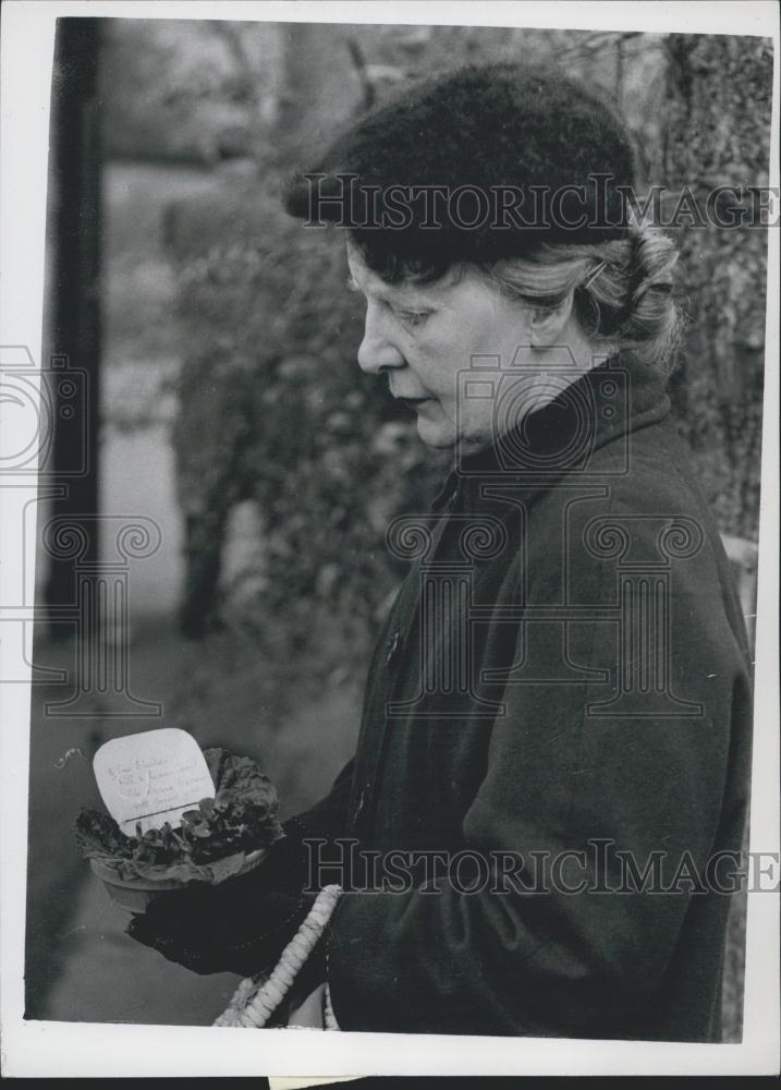 1959 Press Photo Miss Agness Whitfield of Marble Arch Outside Prison after Execu - Historic Images