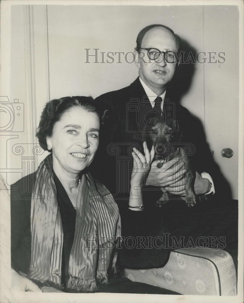 1956 Press Photo Charge d&#39;Affaire At Peking,C.D.W. O&#39;Neill and wife - Historic Images