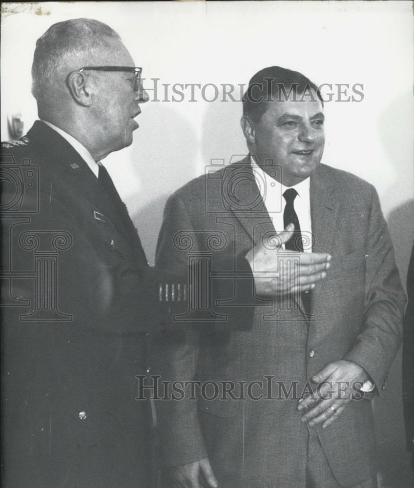 1960 Press Photo Franz Josef Strauss and Air Force Commander in Chief Bruce Clar - Historic Images