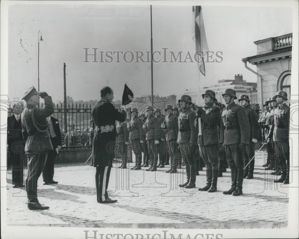 1954 Press Photo British Ambassador Mr. Michael J. Creswell Salutes Guard - Historic Images