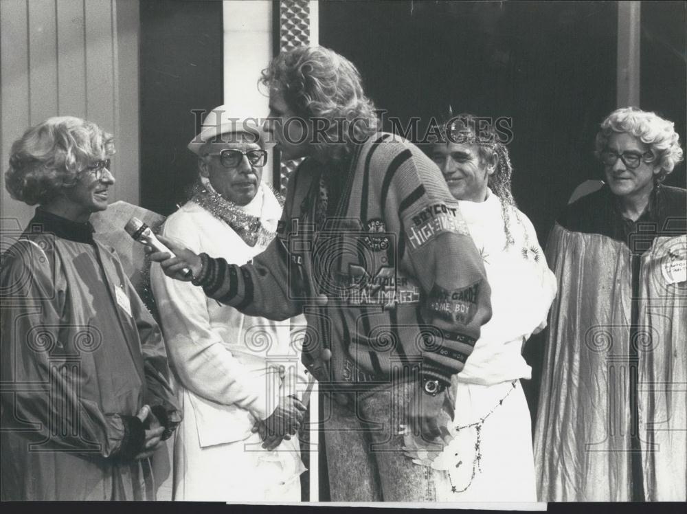 1989 Press Photo Host Thomas Gottschalk with comapny executives dressed as angel - Historic Images
