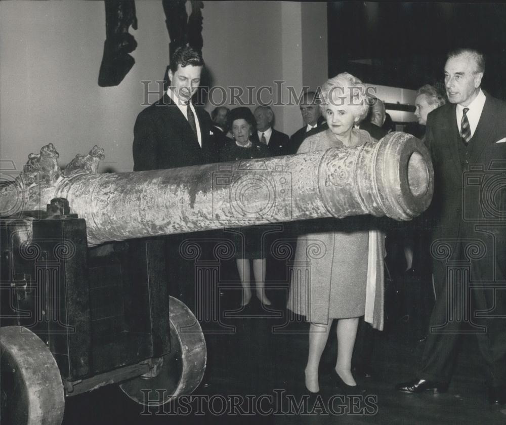 1967 Press Photo Mr. Lars-Ake Kvarming & Earl Mountbatten & a cannon - Historic Images