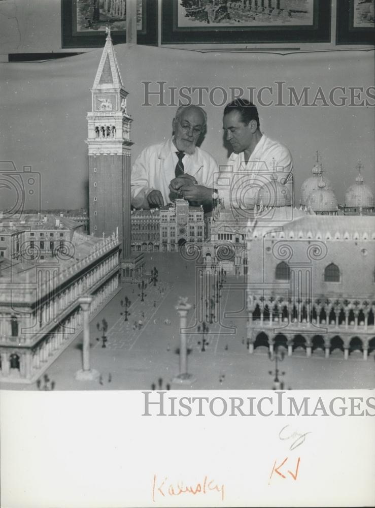 1963 Press Photo Professor Attilio Savota wood model San Marco Square Venice - Historic Images