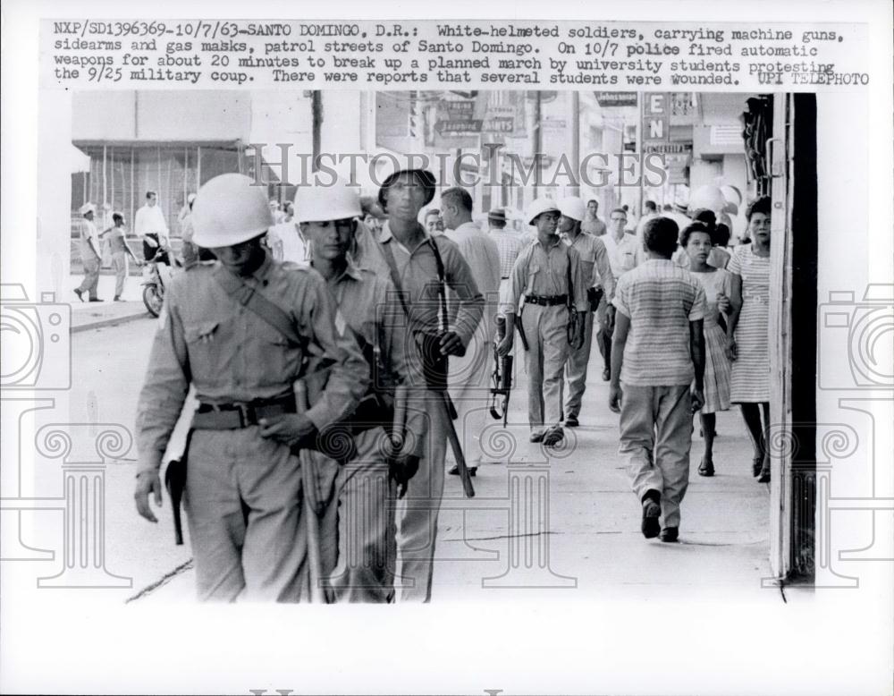 1963 Press Photo Santo Domingo. D.R.: White-helmeted soldiers - Historic Images