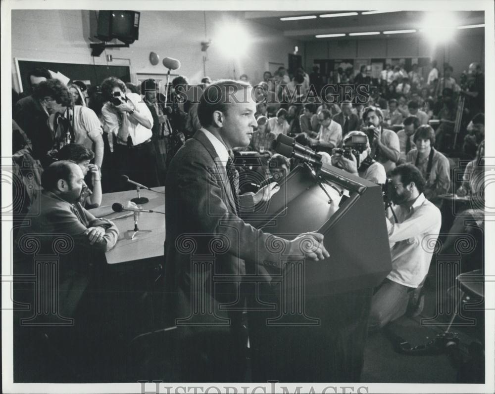 1981 Press Photo Dr Dennis O&#39;Grady Speaks of Pres Reagan&#39;s Condition after Shoot - Historic Images