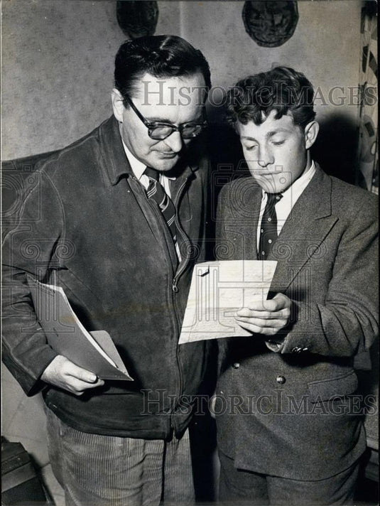 1957 Press Photo Werner Zrenner With Council Conscientious Objectors Case - Historic Images