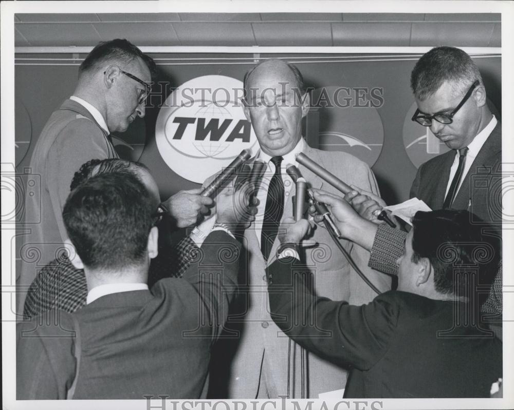 1962 Press Photo Ambassador Adlai Stevenson Answers Reporters Questions - Historic Images