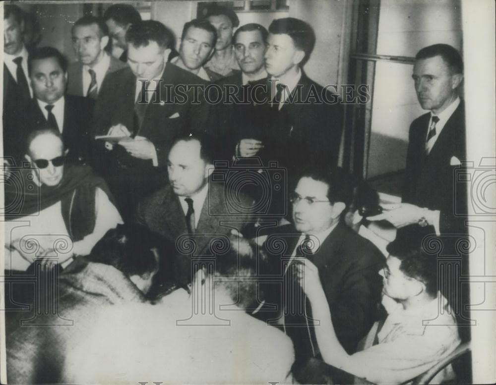 Press Photo Mr. Soulsetelle (bottom right) Speaks to Journalist om Algiers - Historic Images