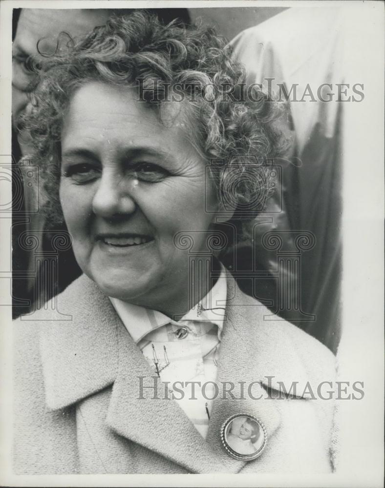 1959 Press Photo Miss M. Davies Wears A "Liberace" Badge Outside Court - Historic Images