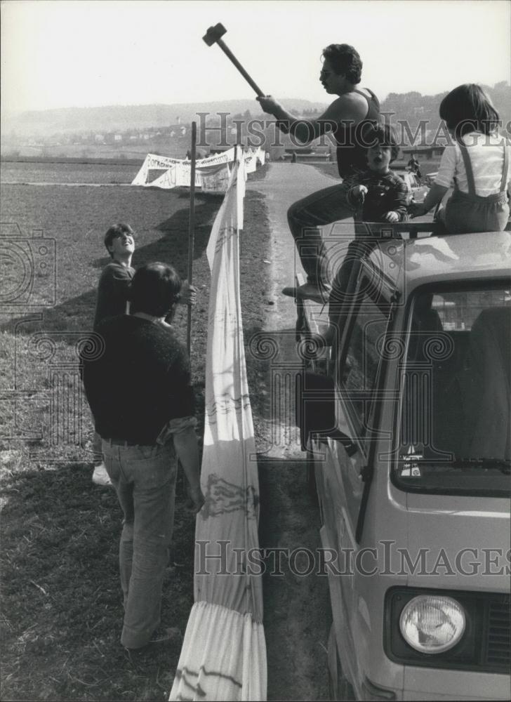 1984 Press Photo Longest Banner In World Swiss Environmentalists Canton Zurich - Historic Images