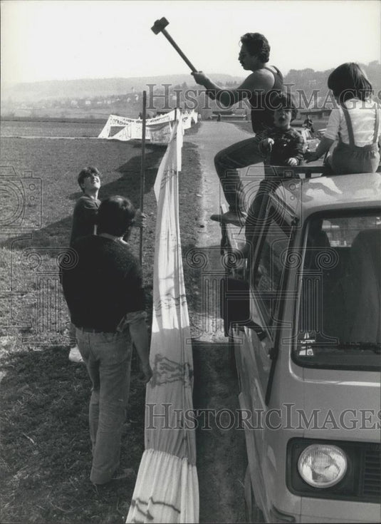 1984 Press Photo Longest Banner In World Swiss Environmentalists Canton Zurich - Historic Images