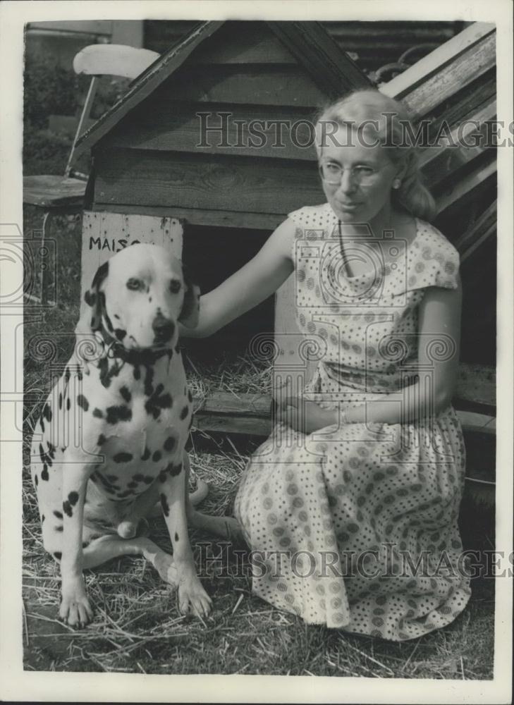 1957 Press Photo Dr. F.E. Camps, reported to the police today that the hand - Historic Images