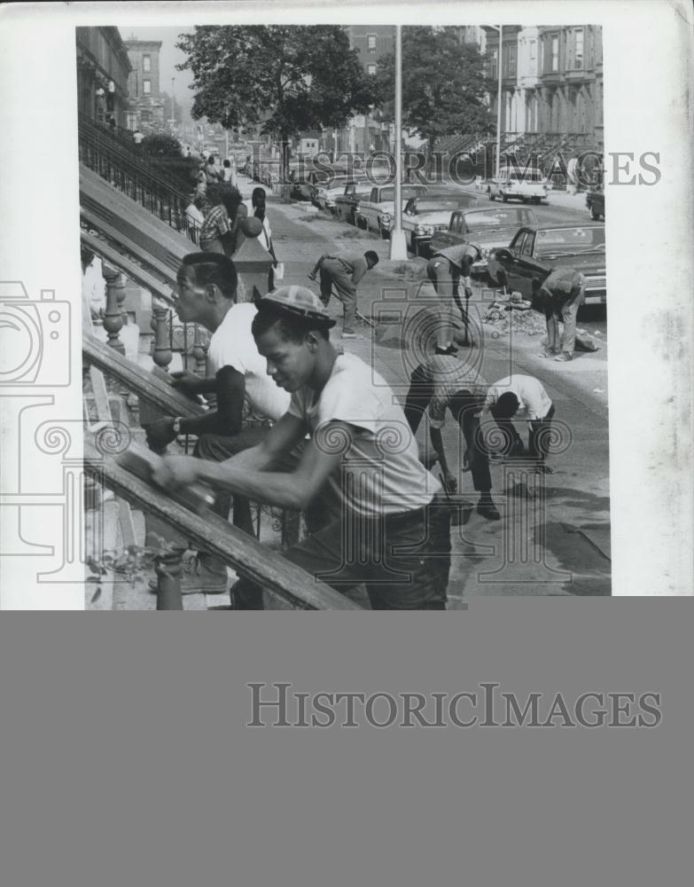 Press Photo Neighborhood Clean Up - Historic Images