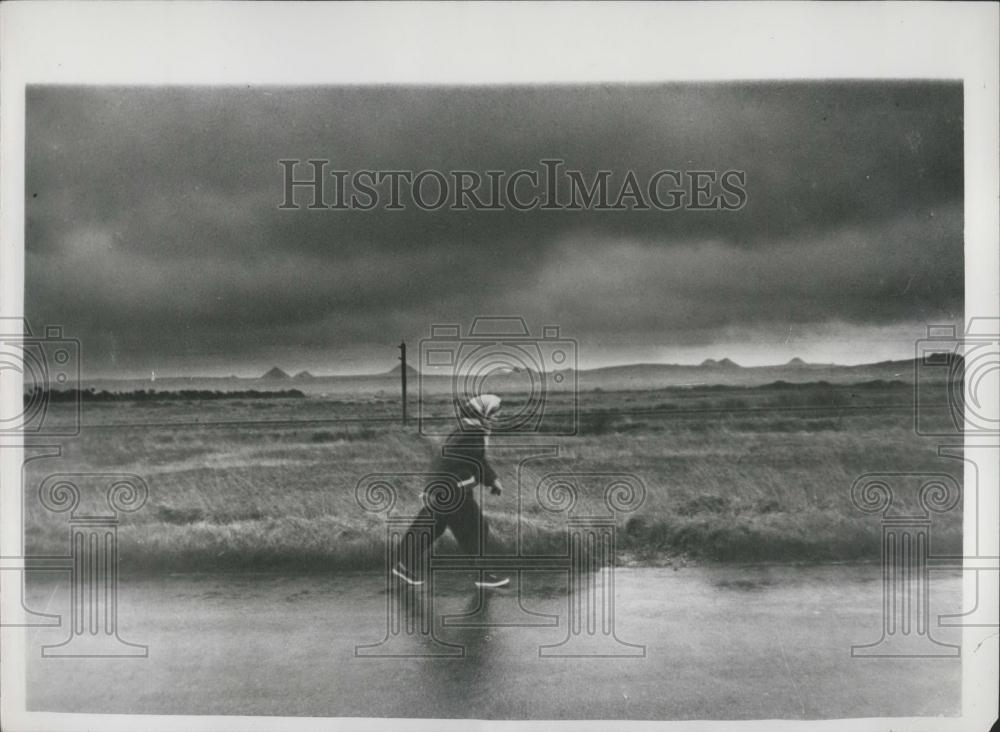 1960 Press Photo Dr. Barbara Moore Makes it on Her 1,000 Mile March - Historic Images