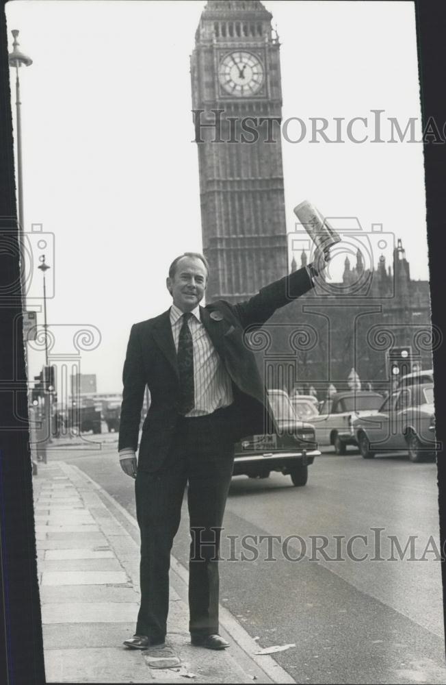 1976 Press Photo Labour MP Mr. John Mackintosh Hails A Taxi - Historic Images