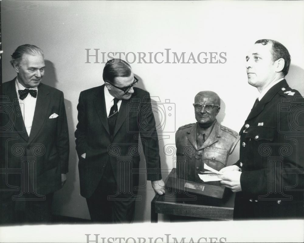 1977 Press Photo Sir Robert Mark admires his Bust as Police Superintendent - Historic Images