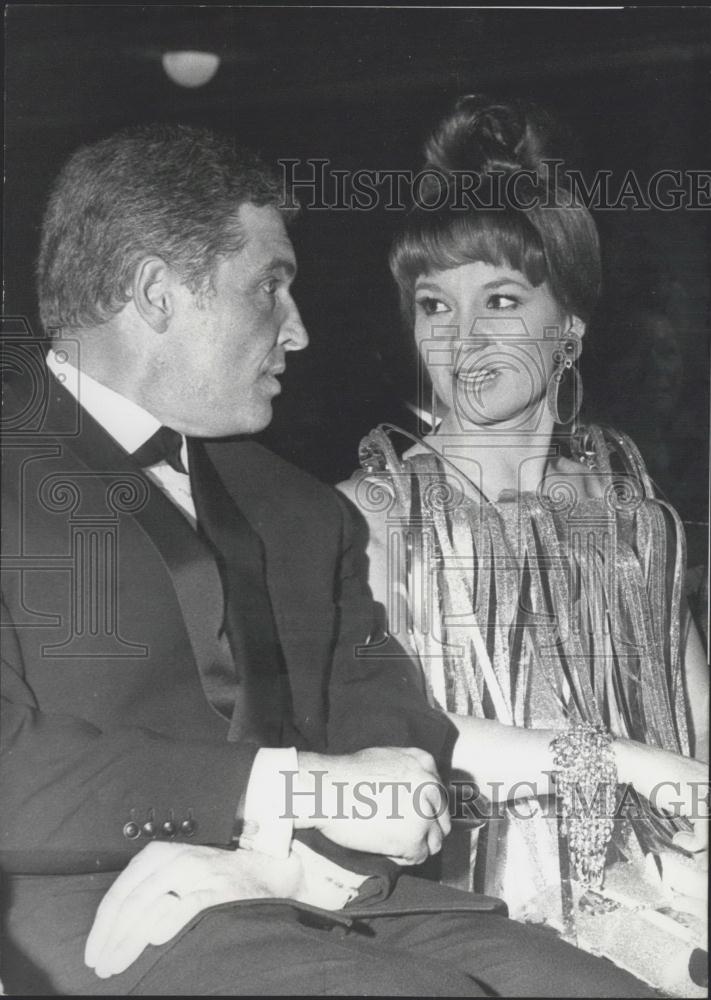 1967 Press Photo Actors Liselotte Pulver with her husband, Helmut Schmidt. - Historic Images