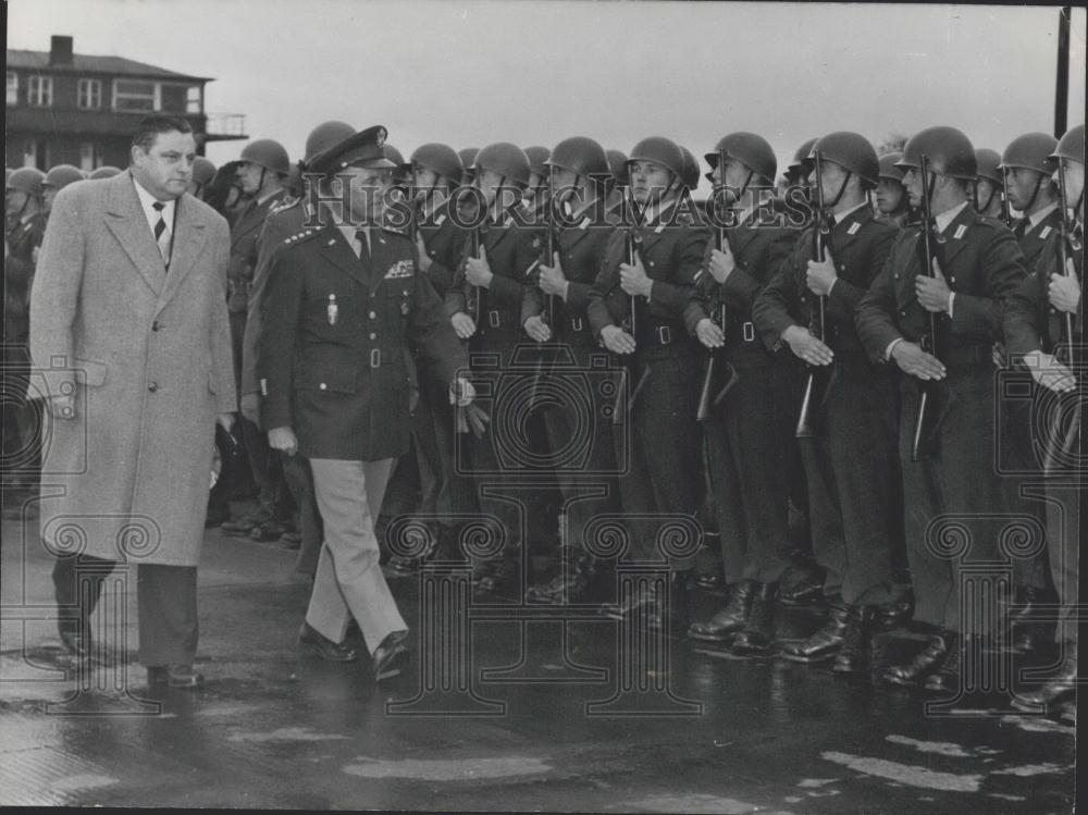 1956 Press Photo NATO supreme commander General Grunther - Historic Images