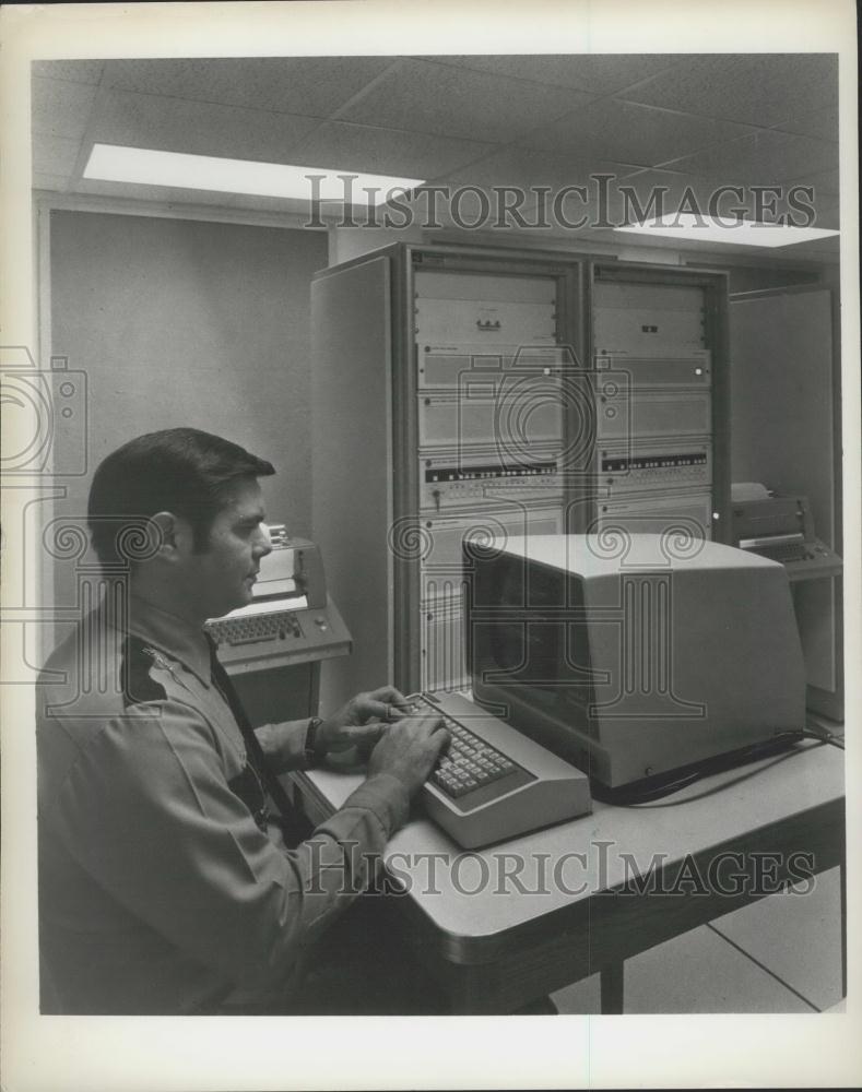 Press Photo Police Dept officer electronically searches databases - Historic Images