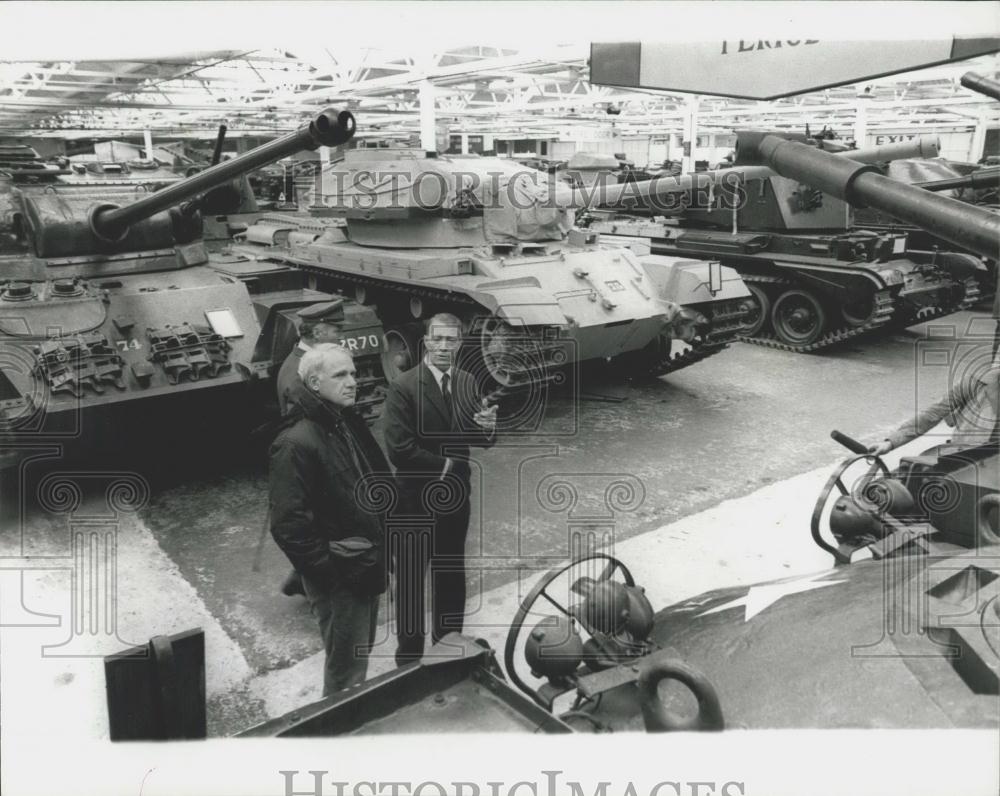 1975 Press Photo Colonel P.H. Horden &amp; Mr. James Schlesinger &amp; US tanks - Historic Images