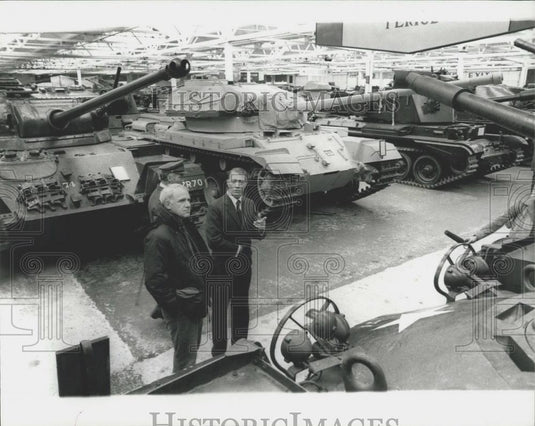 1975 Press Photo Colonel P.H. Horden & Mr. James Schlesinger & US tanks - Historic Images