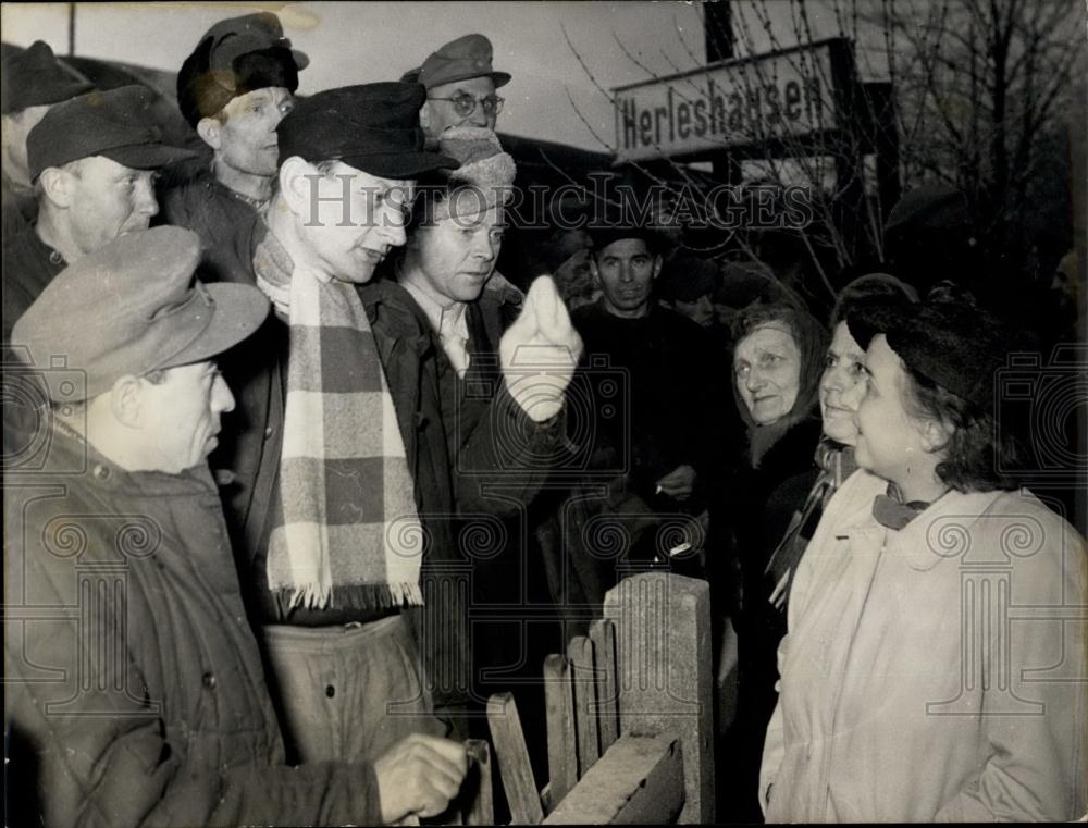 1955 Press Photo Returnees Greeted West Germany Red Cross Herleshaused Station - Historic Images