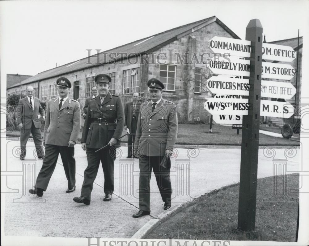 1961 Press Photo German Colonel Karl Von Kleist Panzers Battalion training Wales - Historic Images