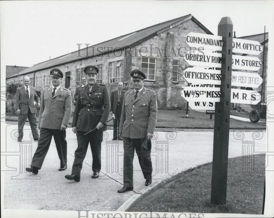 1961 Press Photo German Colonel Karl Von Kleist Panzers Battalion training Wales - Historic Images