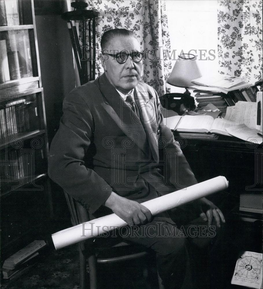 Press Photo Astrologer William Tucker Holding Star Charts In Home Office - Historic Images