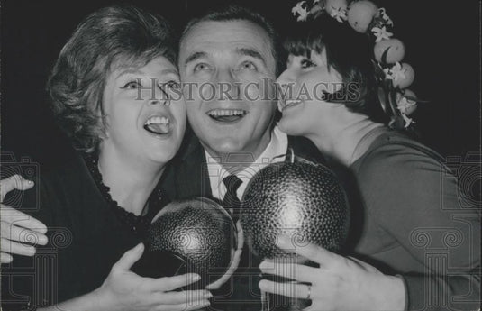 1965 Press Photo T.V. Hosts Roger Couderc and Anne-Marie Peysson receive Prix D' - Historic Images
